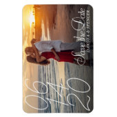 シンプルスクリプトオーバーレイ |写真モダン日付の保存 マグネット (縦)