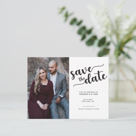 シンプルスクリプト日付を保存する白黒の写真 案内ポストカード (スタンド正面)