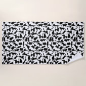 シンプルスタイリッシュモダンクール黒猫の登場 ビーチタオル (正面)