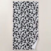 シンプルスタイリッシュモダンクール黒猫の登場 ビーチタオル (正面)