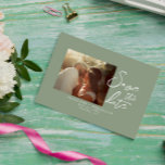 シンプルセージ緑の書道ボホフォト結婚ズ セーブザデート<br><div class="desc">非常にシンプルシックなエレガントセージ緑と白のスクリプト写真の結婚式の日付を保存する。緑の背景と白ミニマルの特徴は、日付のブラシストロークタイポグラフィを除く。カスタマイズ可能な婚約やカジュアル単なる新郎新婦の写真と。この結婚式スタイリッシュを取り上げ、日付を保存し、あなたの招待状を本当に婚約した作る。</div>