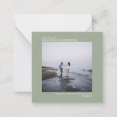 シンプルセージ緑の結婚式の日付を保存するフォトミニ ノートカード (正面)