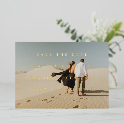 シンプルタイポグラフィのフルフォト両面3枚フォト 箔招待状 (立ち正面)