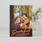 シンプルタイポグラフィモダン感謝祭の家族写真 箔シーズンカード (立ち正面)