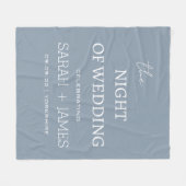 シンプルダスティブルー&ホワイトネーム結婚ズ フリースブランケット (正面(横))
