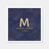 シンプルネイビー水彩画と金ゴールドズ結婚モノグラム スタンダードカクテルナプキン (正面)