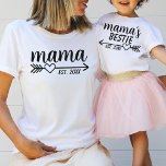 シンプルハートア素朴ウローママズベスティーチャイルド Tシャツ<br><div class="desc">ママとママの子供のための子供のための素朴なハート矢印とカスタマイズ可能な確立された日付デザインとママとその子供のためのシャツをマッチング。新しい母親パーソナライズされたへの贈り物として、または赤ちゃんシャワーのための母体として働く。</div>