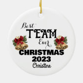 シンプルパーソナライズされた共働きクリスマスプレゼント セラミックオーナメント (裏面)