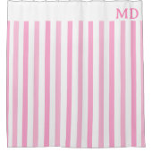 シンプルピンクと白のストライプのイニシャル シャワーカーテン (正面)