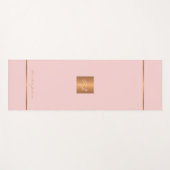 シンプルピンクモダン金ゴールドシックモノグラムのストライプ ヨガマット (正面(横))