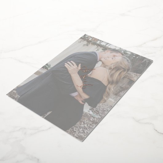 シンプルフェイクVellumエレガント Scriptフォトバラ金ゴールド 箔招待状 (回転した状態)