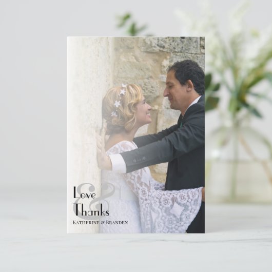 シンプルフォトオーバーレイモダンタイポグラフィ結婚の サンキューカード (スタンド正面)