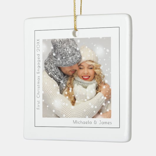 シンプルフォト初めてのクリスマス婚約した セラミックオーナメント (左)