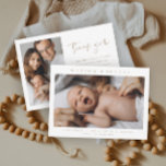 シンプルフォト生まれたばかりのベビーフォト誕生 サンキューカード<br><div class="desc">写真シンプルの生まれたばかりのベビー写真の誕生の発表サンキューカード前面にミニマルタイポグラフィと写真を付ける。背中に二枚目の写真が入っ感謝していて、家族からメッセージが届く。このクリックデザインに対する編集/パーソナカスタマイズライズボタン。</div>