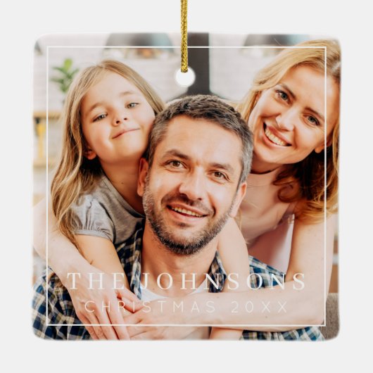 シンプルフレームシモダンックファミリーフォトホリデー セラミックオーナメント (裏面)