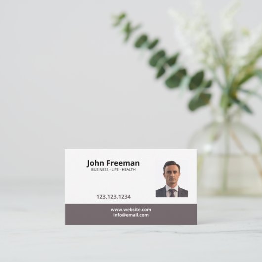 シンプルブラウンおよびホワイトフォト保険代理店 名刺 (スタンド正面)