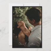 シンプルブラックタイホワイトスクリプトフォト結婚ズ 招待状 (裏面)