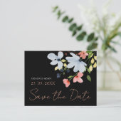 シンプルブラックピンクのフローラ結婚式の日付を保存 ポストカード (スタンド正面)