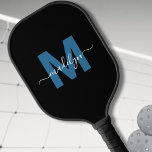 シンプルブラックブルーレター名モノグラム ピックルボールラケット<br><div class="desc">独自のブラックブルーパーソナライズされたレタシンプルー名モノグラムピックボールパドルを作成する。黒い背景にフラットブルースタイリッシュイニシャルを施した正面にモノグラムを施しお洒落、touchのクラシックホワイトスクリプト名を付けたシックなピックルパーソナライズされたボールパドル。背部は真っ黒のままだが、デザインをコピーして両面に貼り付け、モノグラムの外観を再現できる。誕生日やユニーク休日、母の日、特別な特別な日や自分自身を扱いたい特別な機会のための洗練された贈り物として完璧!このパドルは屋外ゲームにエレガンスのtouchを加え遊、豪華さとパーソナライゼーションのブレンドを鑑賞するピックボール愛好家に理想的であり、おもしろい夏のアクティビティやトレーニングのための選択でありま素晴らしす。</div>