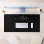 シンプルブラックミニマル主義モノグラム デスクマット<br><div class="desc">シンプルBlack Minimalist Monogram Desk Matスクリプトとシンプルフォント。</div>