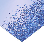 シンプルブルーブラシ仕上げ金属およびグリッターモノグラム | ショートテーブルランナー (コーナー)