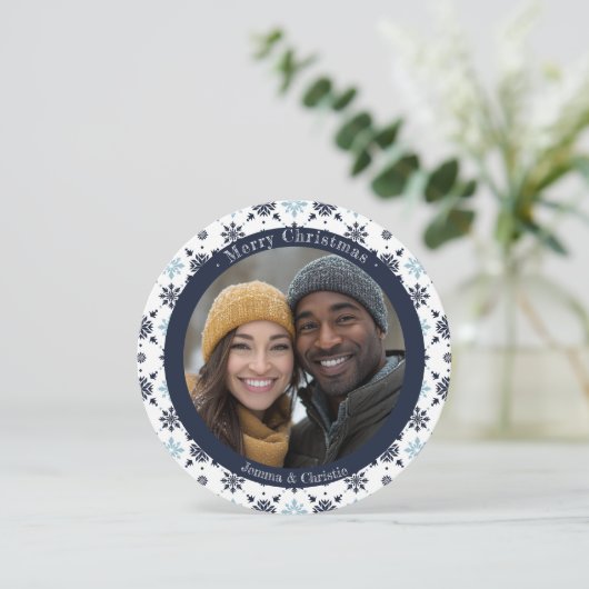 シンプルブルーホワイトスノーフレーククリスマスフォトカード (スタンド正面)