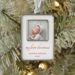 シンプルベビーRedミニマル シルバープレートフレームオーナメント<br><div class="desc">ベビーのエレガント初めてのクリスマスオーナメントシンプルは、「私の初めてのクリスマス」とベビーの名前と白い背景の上に赤の年と一緒にスタイルとミニマルなをフィーチャー。この男女兼用オーナメントは新素晴らししい親に男の子でも女の子でも贈り物をする。</div>