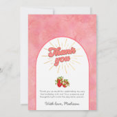 シンプルベリーファーストピンク誕生日フォトストロベリー サンキューカード (裏面)