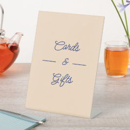 シンプルベージュのウェディングカードとギフト 台座サイン
