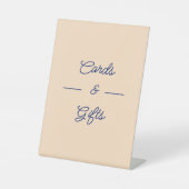 シンプルベージュのウェディングカードとギフト 台座サイン (正面)
