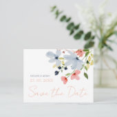 シンプルボホブルーピンクフローラ結婚式の日付を保存 ポストカード (スタンド正面)