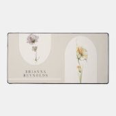 シンプルボホモダンワイルドフラワーオンベージュ デスクマット (正面)