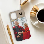 シンプルポートレートモノグラムのフォトベージュブラウン iPhone 12 PROケース<br><div class="desc">写真をアップロードし、独自の電話ケユニークースを作成。デザインはベージュの茶色の背景を持ち、あなたのイニシャルモダンのための黒いタイポグラフィ。iphone 12 Pro用に設計されているが、他の多くのモデルに適合する。モデもしルを選違う択し、デザインがまだプレビューで見て素晴らし、それを微調整しない(これ以上のもしこクリックと)、または私に助けをメッセージ。</div>