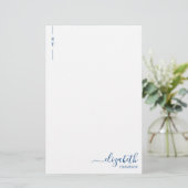 シンプルミニマリストネイビーブルーモノグラムイニシャル 便箋 (スタンド正面)