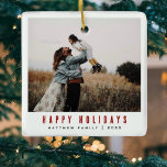 シンプルミニマルと家族モダン写真 セラミックオーナメント<br><div class="desc">このモダンクリスマスオーナメントは、あなたの名前と家族の写真を追加する場所を備え、美しくタイポグラフィの中で「ハッピーホリデー」と一緒にシンプル、背中に自分の写真モンタージュを追加する場所(7枚の写真の宇宙付き)を備えている。今年の冬の家族のための完璧なミニマルクリスマスギフト。</div>