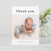 シンプルミニマルはっきりしたタイポグラフィ生まれたばかりのベビー写真 サンキューカード (スタンド正面)