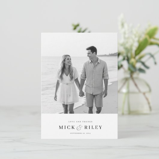 シンプルミニマルタイポグラフィ結婚写真 サンキューカード (スタンド正面)