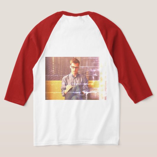 シンプルミニマルモダンモノグラムエレガントスタイルシック Tシャツ (レイダウン裏面)