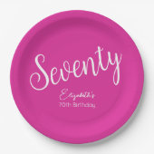 シンプルモダンなスクリプトピンク70th誕生日パーティー ペーパープレート (正面)