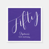 シンプルモダンなスクリプトPurple 50誕生日 スタンダードカクテルナプキン (正面)