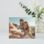 シンプルモダンな結婚式の招待状デザイン Save The Date カード (スタンド正面)