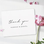 シンプルモダンエレガントScript白黒結婚の サンキューカード<br><div class="desc">この単エレガントにフラットカードはシックなブラックのシックなスクリプトで「あなた」を備え、さまざまな大事な行事で素晴らしく動作する！この要素はデザインできない。しかし、私たちはこのデザインを別々に金ゴールド版で提供するので、あなたが別の外観をもし好むかどうかを確認してください。他の文字の色、フォント、サイズを変更できる。前面と背面の別の文字のデフォルト設定として黒を選択。メッセージに置き換えるプレースホルダ文字を背面に配置した。でも制限し感じないでね。そのもし代わりに各カー空白のドに手書きノートを書入れられるようバックを作りたい。私たちのサンプル文字を削除する！両側の背景にデフォルトの色を選択していない。代わりに、デフォルトは単にベースカラーとして紙自体になるように設定される。編集ツールで色を選択しもして変更できる。このようなミニマルなデザインは、紙をより鮮明な焦点に置き、署名やメッセージに関わらず、自分の手書き単語を後ろに追加する招待状を置く。私たちは紙の選択としてセミグロスではなくマットを選んだ書が、それは自分のメッセージに適しており、汚れを起こさない。またザズルの「Layed」や「感じWhite」など暖かさと深さを更に加えることができるテクスチャーでアップグレードすることを考えている。ここに表示する丸いエッジを選択したが、これを簡単に変更できる。このカードの外観の様楽しむ々な側面を試してみて、直感的なデザインツールとインスピレーションでユニークなデザインを作ってほしい！</div>