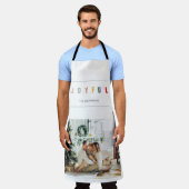 シンプルモダンクリスマス写真 | Joyful Holiday エプロン (着用した状態)