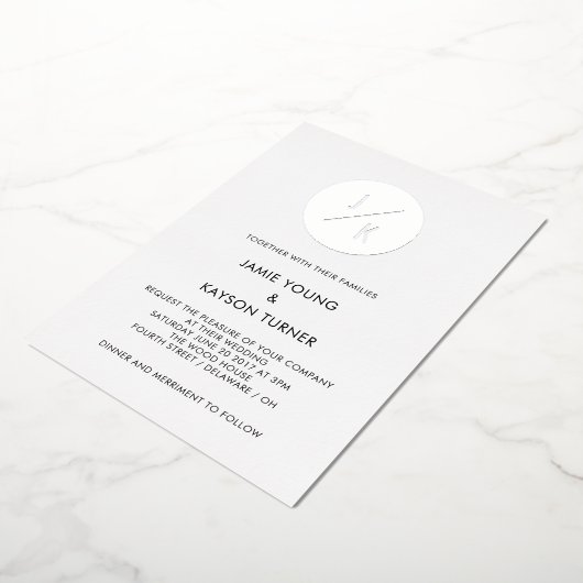 シンプルモダンサークルモノグラ結婚ム実在ズ 箔招待状 (回転した状態)