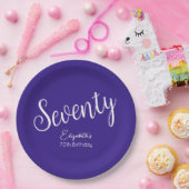シンプルモダンスクリプトPurple 70誕生日 ペーパープレート (パーティー)