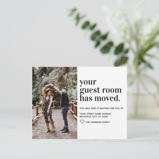 シンプルモダンタイポグラフィ客室写真の移動 案内ポストカード (スタンド正面)