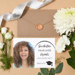 シンプルモダン写真アーチ卒業党 セーブザデート<br><div class="desc">写真卒業パーティーの日付カードを保存。正面：卒業生の縦型の写真を追加。フォトアーチのフレーム。シックな白の背景、黒の文字。名前と日付のテンプレート名前と文字：日付の保存は手で書いた書スタイルスクリモダンプトで行う。キャップ、タッセルトッパー。戻る：パーティー詳細</div>