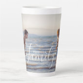 シンプルモダン写真テンプレートカスタムファミリ名 カフェラテマグ (正面)