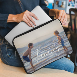 シンプルモダン写真テンプレートカスタムファミリ名 ラップトップスリーブ