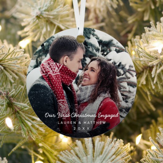 シンプルモダン初めてのクリスマス婚約した メタルオーナメント (インサイチュ)